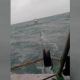 Barco sendo rebocado no mar. (Foto: Reprodução G1)