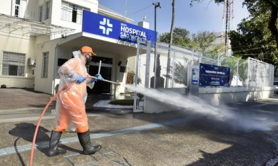 Profissional realizando desinfecção em frente ao Hospital São Vicente, em Jundiaí.