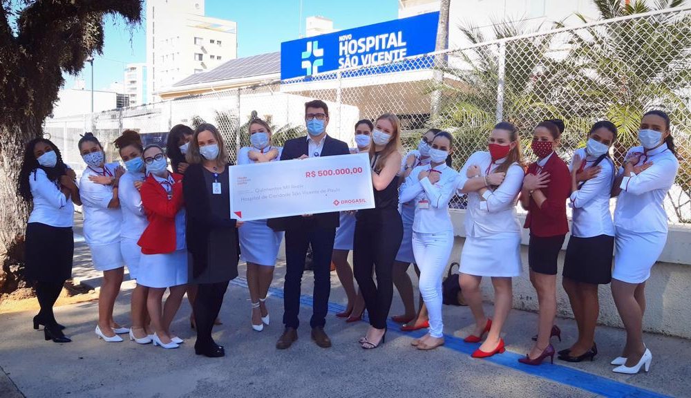 Funcionários do Hospital São Vicente de Paulo recebem doação da RaiaDrogasil.