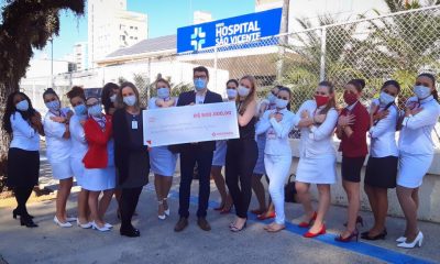 Funcionários do Hospital São Vicente de Paulo recebem doação da RaiaDrogasil.