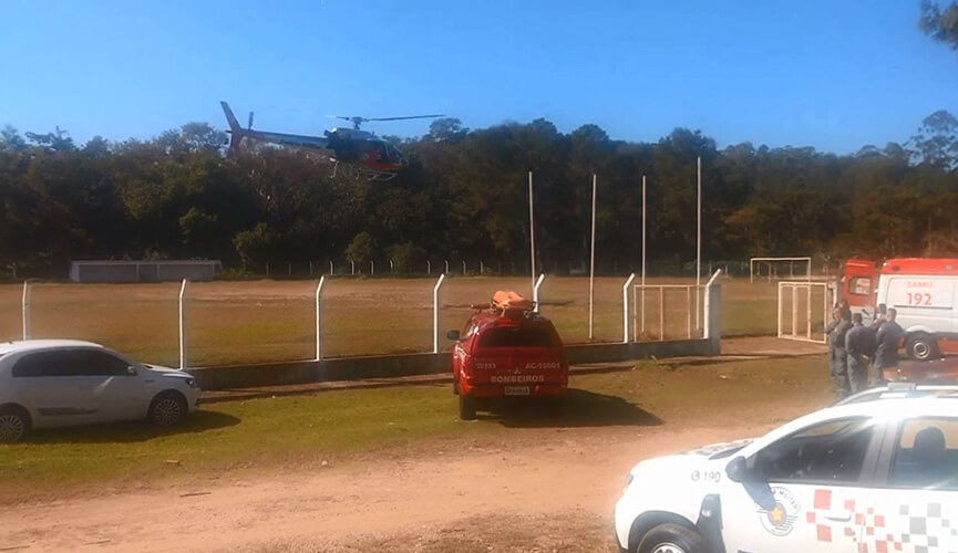 Helicóptero Águia resgata trabalhador no Caxambu. (Foto: Divulgação)