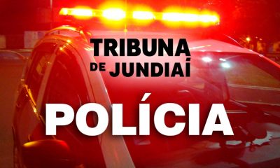 Carro de polícia com logo do Tribuna de Jundiaí e a palavra "polícia" na frente.