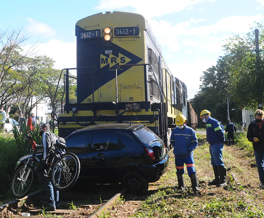 Trem colide com carro em Valinhos. (Foto: Wagner Souza/AAN)