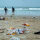 Lixo espalhado pela Praia Grande depois do feriado de Independência