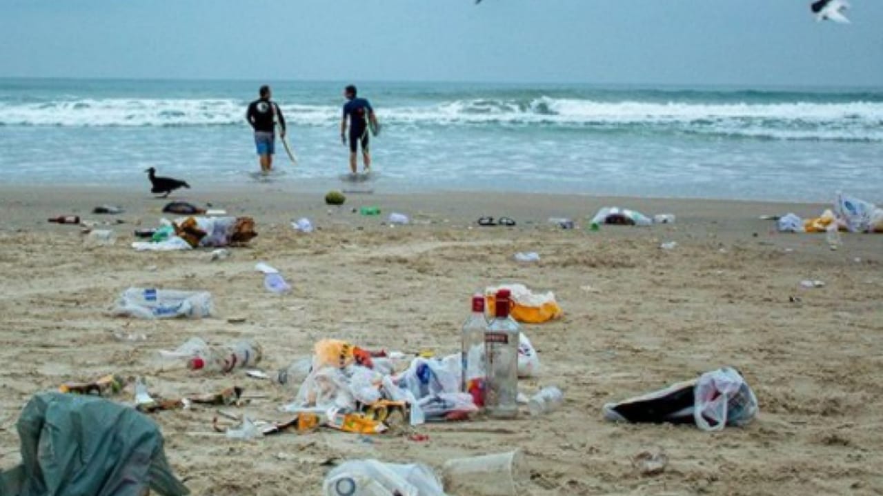 Lixo espalhado pela Praia Grande depois do feriado de Independência