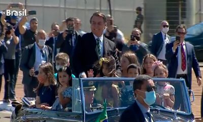 Bolsonaro em carro aberto com crianças. (Foto: Reprodução)