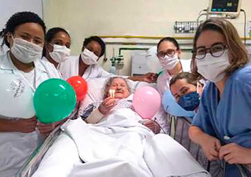 Paciente Clarice comemora aniversário junto aos profissionais da saúde do Hospital São Vicente. (Foto: Divulgação)