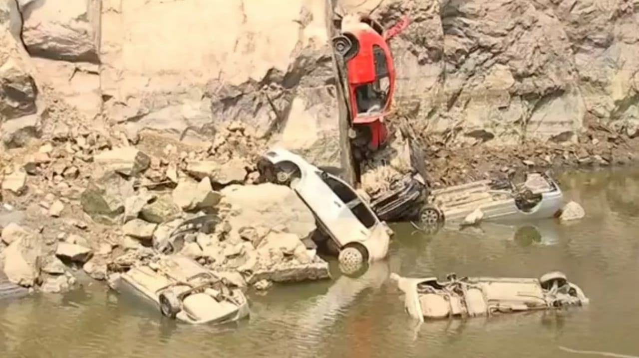 Carros encontrados em pedreira desativada em Salto de Pirapora SP