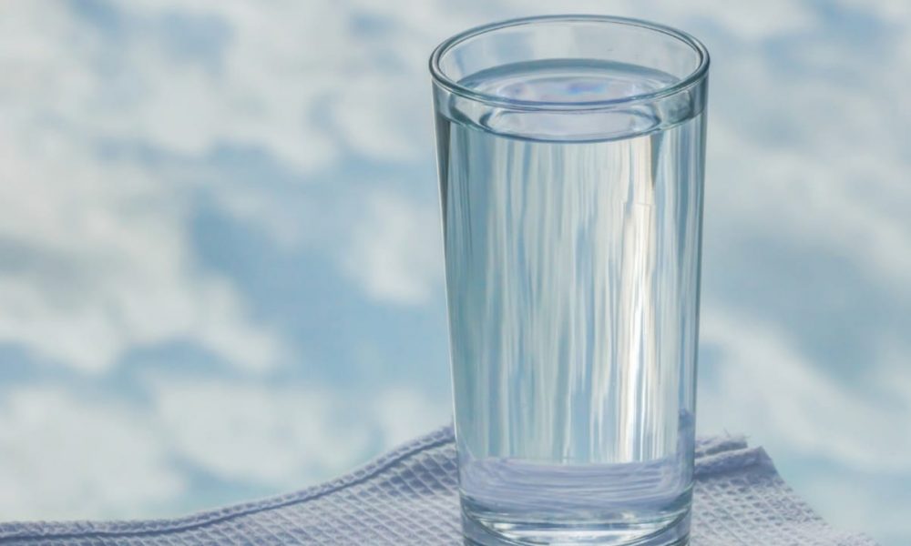 Copo d'água em mesa