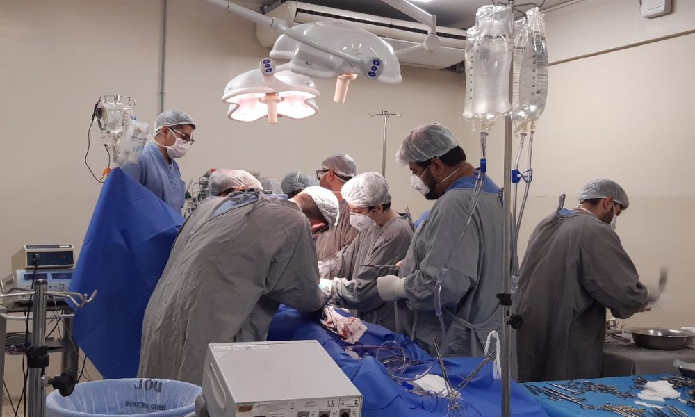 Equipe médica em procedimento cirúrgico