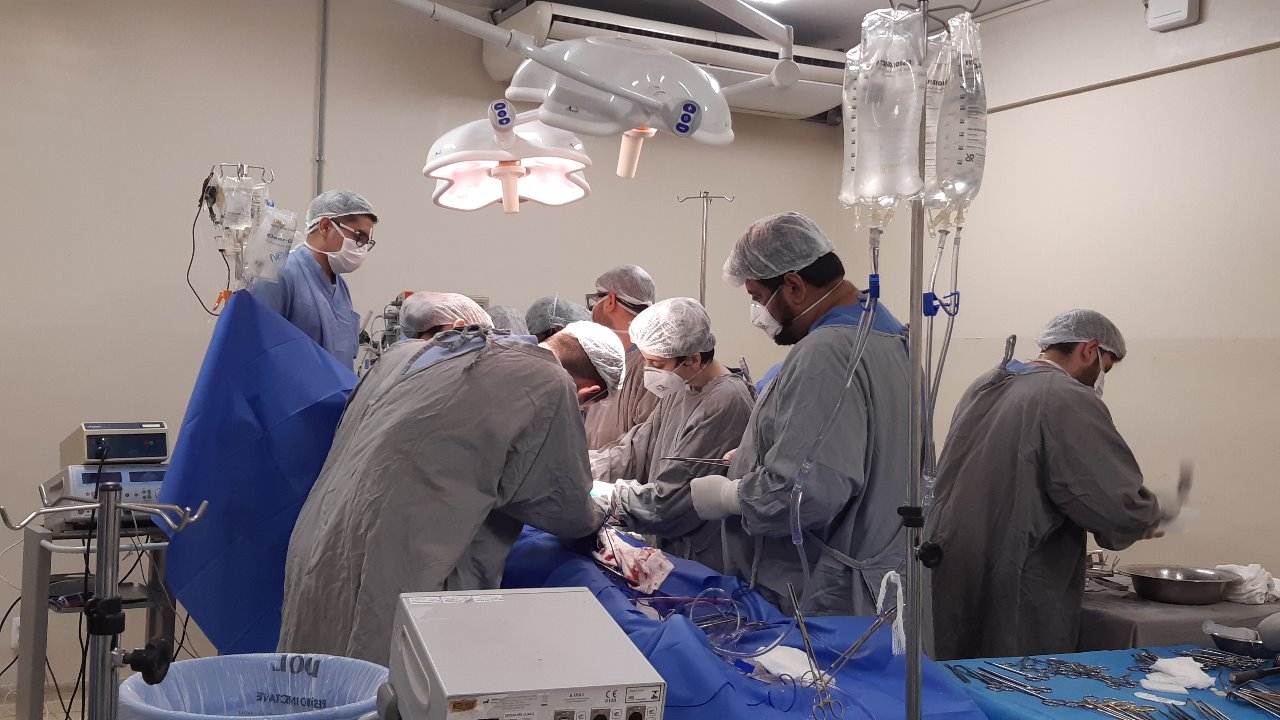 Equipe médica em procedimento cirúrgico