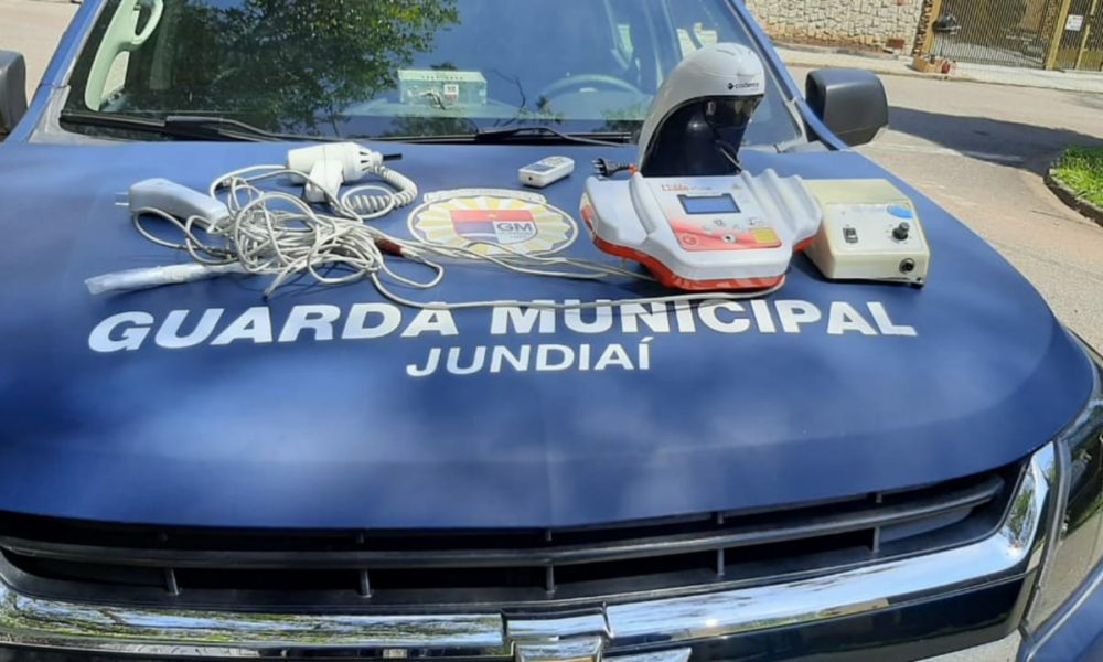 Viatura da Guarda Municipal com objetos furtados de clínica odontológica