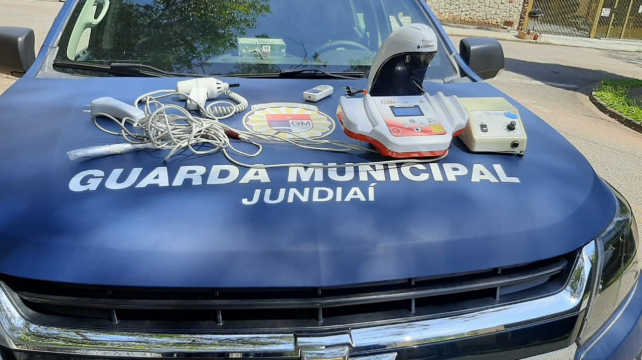 Viatura da Guarda Municipal com objetos furtados de clínica odontológica