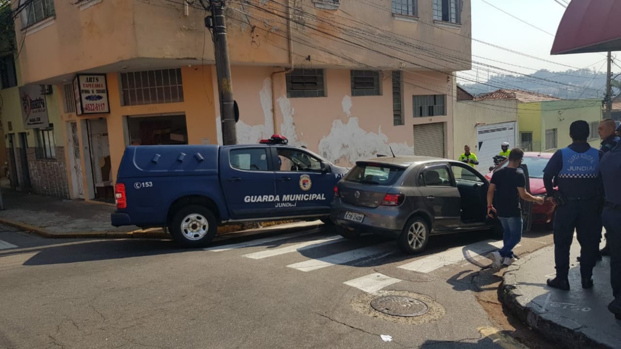 Guarda Municipal de Jundiaí prende suspeitos de roubar veículo no centro.