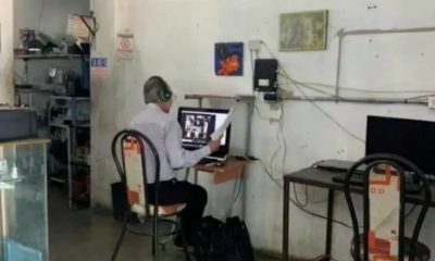 Foto de professor dando aulas online em lan house que viralizou na internet.