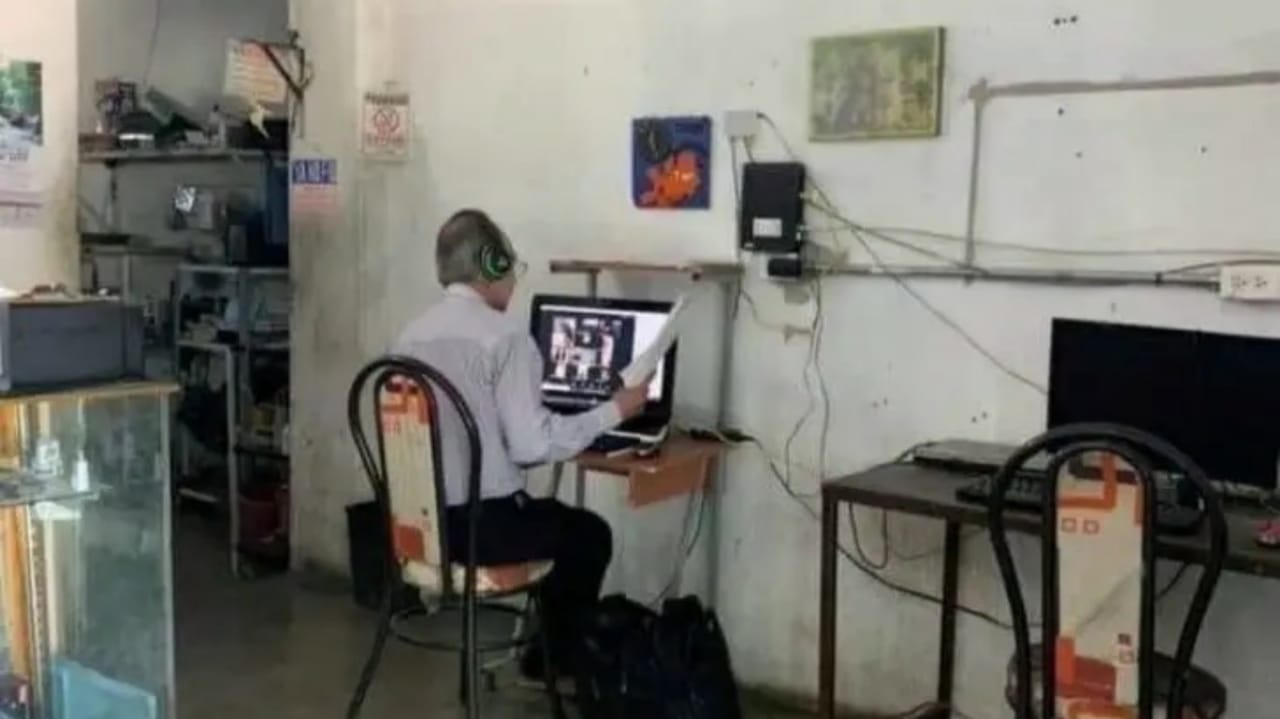 Foto de professor dando aulas online em lan house que viralizou na internet.