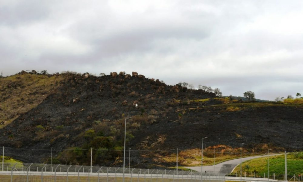 Foto do Morro da Baleia queimado na Serra do Japi, em Jundiaí