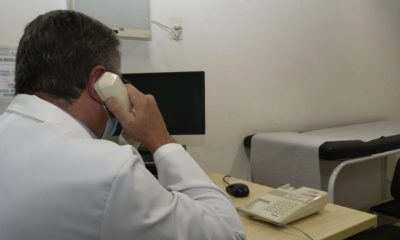 Homem segurando telefone