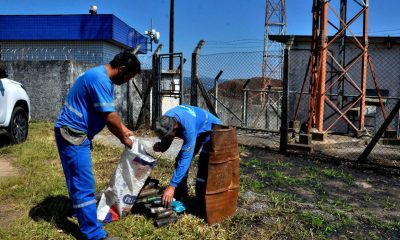 Agentes retirando lixo da Serra do Mursa