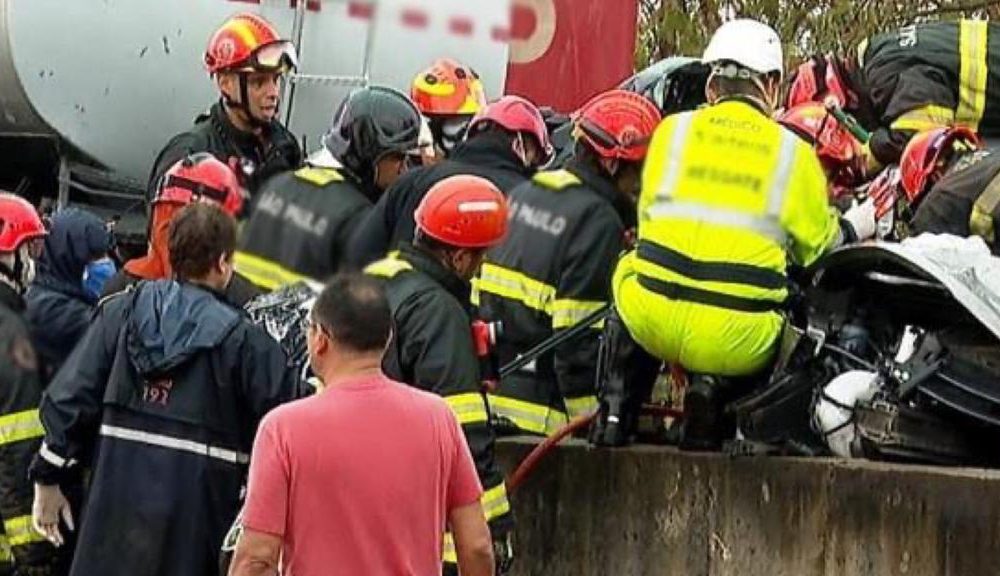 Equipe de resgate em acidente na Anhanguera