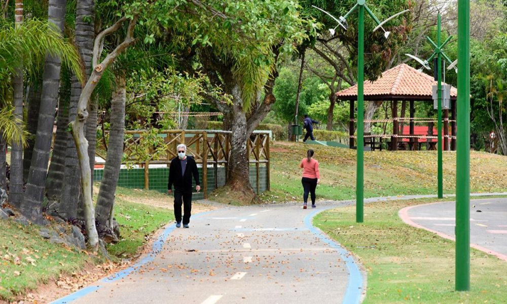 Foto de pessoas caminhando no Parque da Cidade, em Jundiaí