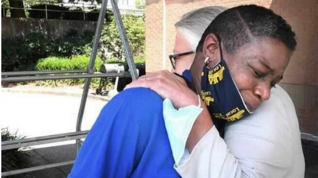 Depois de morar 1 ano em estacionamento, mulher ganha emprego em supermercado