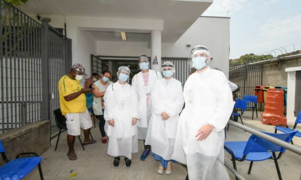Profissionais da Saúde em ação preventiva na UBM Jadim São Camilo, em Jundiaí.