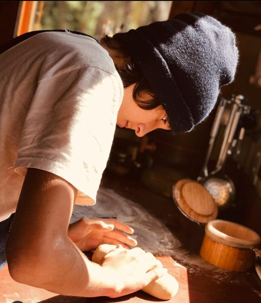 Raul Sá, produzindo um de seus pães caseiros