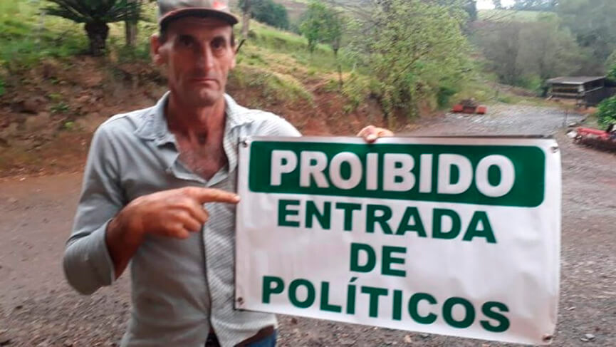 Agricultor protesta contra políticos. (Foto: Reprodução)