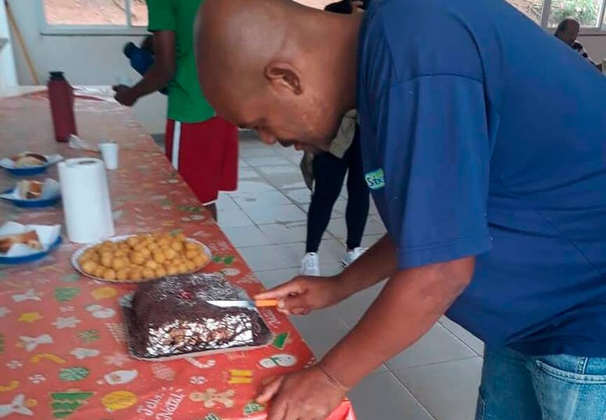 Morador de rua ganha bolo de aniversário em Itatiba. (Foto: Divulgação)