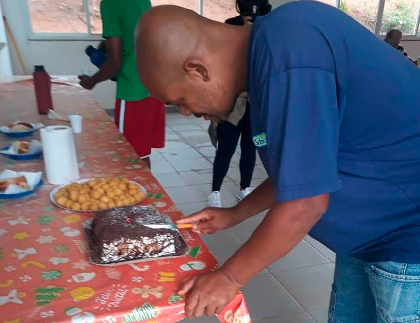 Morador de rua ganha bolo de aniversário em Itatiba. (Foto: Divulgação)