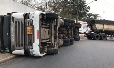 Caminhão após tombar e derrubar carga tóxica em rotatória de Jundiaí