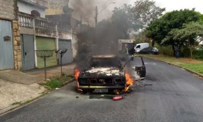 Carro pegando fogo em Várzea Paulista