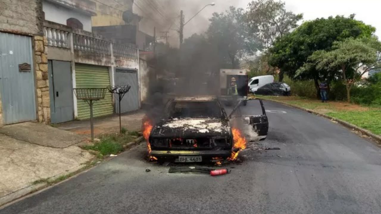 Carro pegando fogo em Várzea Paulista