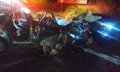 Carro destruído após colisão em Jundiaí