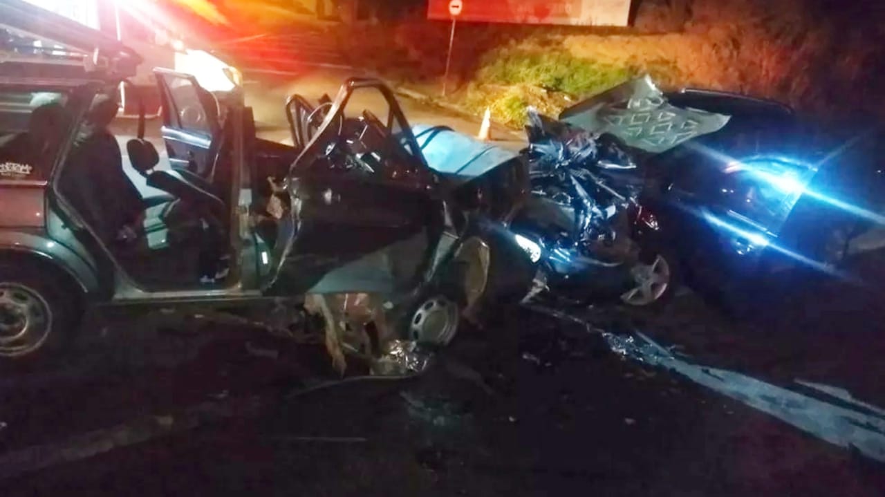 Carro destruído após colisão em Jundiaí