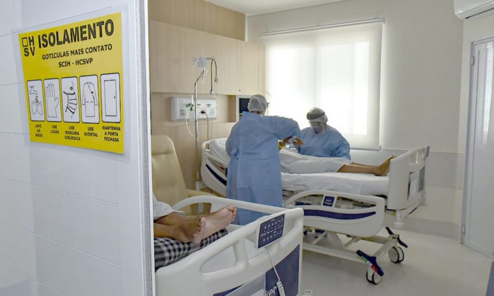 Médicos atendendo paciente em ala do Hospital São Vicente