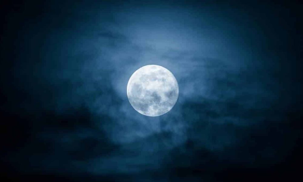 Lua cheia no céu escuro