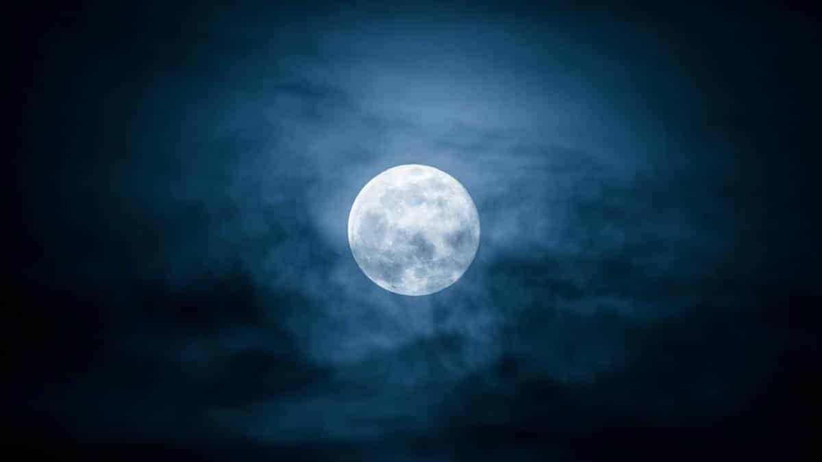 Lua cheia no céu escuro