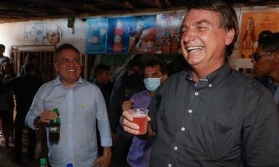 Bolsonaro segurando como de Guaraná Jesus, no Maranhão
