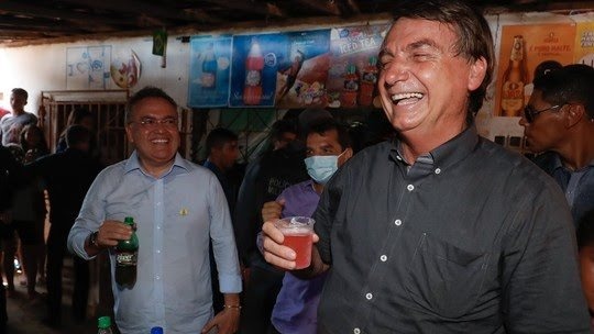 Bolsonaro segurando como de Guaraná Jesus, no Maranhão