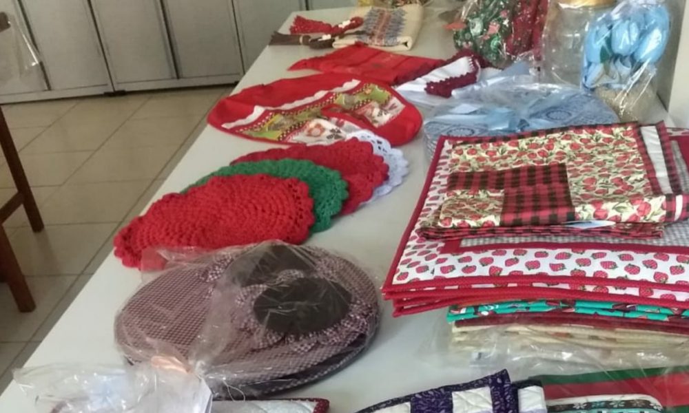 Peças de artesanato produzidas por voluntários do Grendacc Jundiaí para Bazar de Natal
