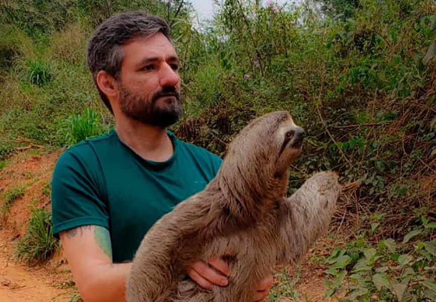 Guilherme Penteado salva bicho-preguiça. (Foto: Divulgação)