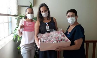 Flávia, da Mary Kay, entregou os kits para Viviane Rasera e Selma Moraes, do HSV.