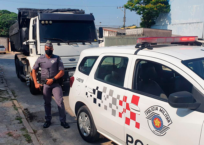 PM recupera caminhão em Itatiba. (Foto: Divulgação)