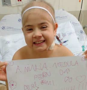 Júlia Abrame comemora sucesso de transplante de medula óssea — Foto: Adriana Abrame/Arquivo Pessoal/Arquivo