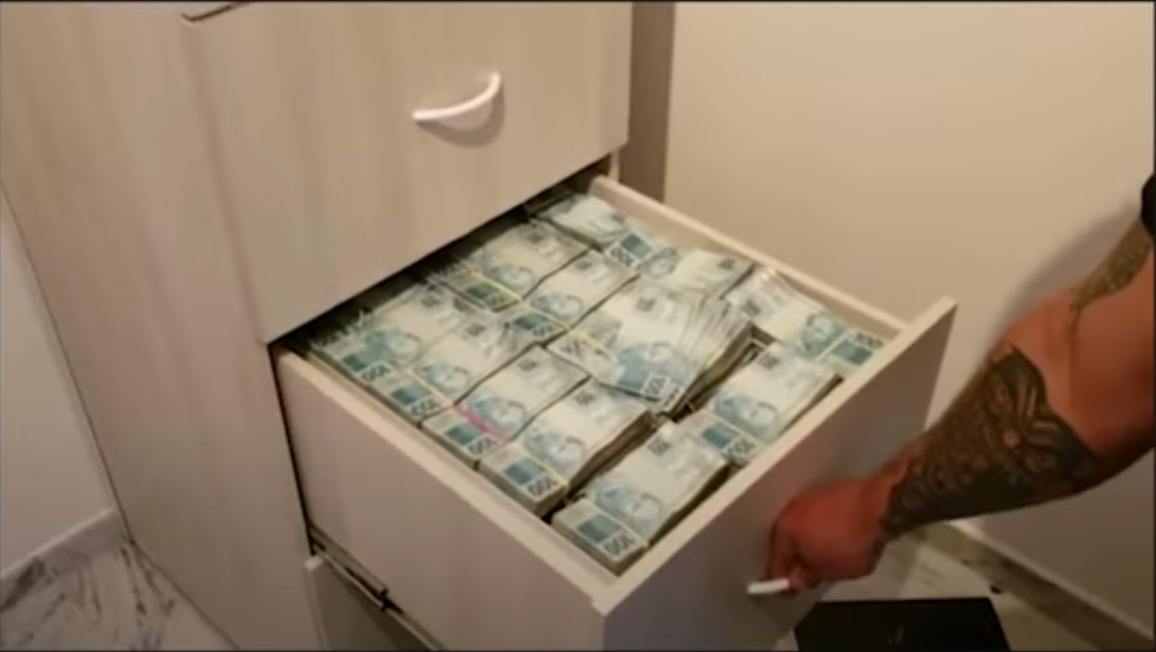 Armário com dinheiro encontrado em operação do Ministério Público de São Paulo