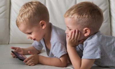 Duas crianças usando um smartphone