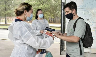 Profissionais da saúde entregando folheto a passageiro do terminal CECAP em Jundiaí