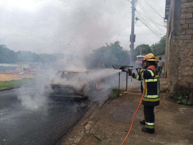 Bombeiro apagando fogo de carro em Várzea Paulista